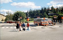 Busshållplats vid Brommaplan med bussar 