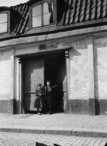 Två flickor står framför porten vid Tjärhovsgatan 7
