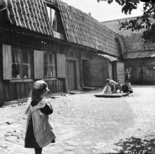 Några barn leker på gårdssidan av Fjällgatan 6. Nuv. Mäster Mikaels Gata 6