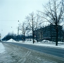 Valhallavägen vid korsningen av Erik Dahlbergsgatan. Vy åt nordväst
