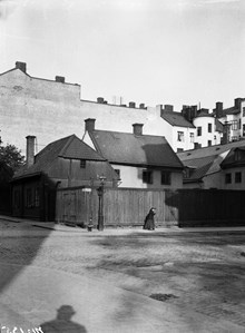 En flicka står vid hörnet av Swedenborgsgatan söderut (t.h.) och Wollmar Yxkullsgatan (3 t.v.). Nuvarande Wollmar Yxkullsgatan 5