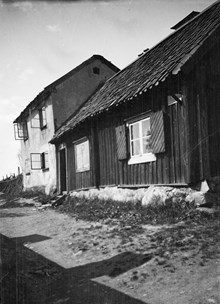 Lundagatan 16. Lundagatan västerut på södra sidan av Skinnarviksberget. Tidigare, före 1881, en del av Somens kvarngränd. Här ligger nu Gamla Lundagatan i kv. Haren