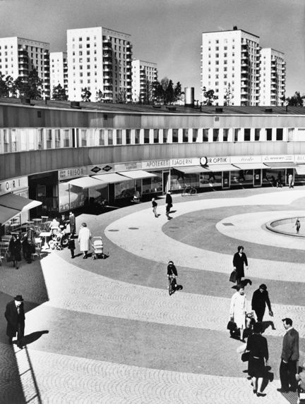 Rågsveds centrum från söder med punkthus vid Ervallakroken i bakgrunden.
