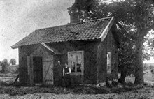 Makarna Ehrnlund framför sin stuga i Fantetorp utanför Köping.