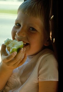 Barnens ö: Flicka äter äpple