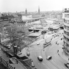 Utsikt över Slussen med spårvagnar och övrig trafik. I bakgrunden Kungsholmen, Riddarholmen och Gamla Stan