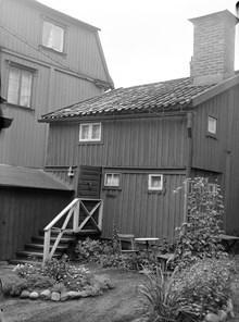 Östra Varvsgatan 1, kv. Bergsklippan. Djurgårdens hembygdsförenings hus från gården
