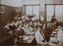 Anna Sandströms skola - flickor i klassrum 1918