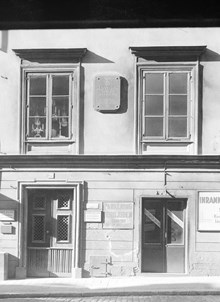Mäster Samuelsgatan 40, Jenny Linds födelsehus. Minnestavla på fasaden uppsatt 1910 av S:t Erik. Här går numera Sveavägen norr om Sergels Torg