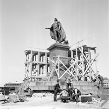 Skeppsbron. Statyn av Gustav III står åter på sin sockel, efter att ha blivit rengjord och putsad