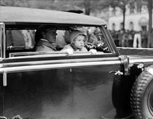 Arvprins Gustaf Adolf och prinsessan Margaretha i en bil