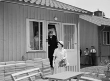 Anundsvägen 49. Engelska drottningen Elizabeth II och kung Gustaf VI Adolf besöker familjen Larssons i en småstuga i Norra Ängby