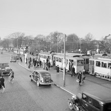 Spårvagnshållplats vid Tegelbacken västerut vid korsningen av Vasagatan. I bakgrunden ligger Järnvägsparken
