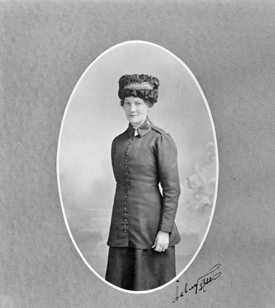 Porträtt av Emilia Gustafsson i Frälsningsarméns uniform.
