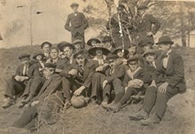 IF Olympias fotbollslag i skogsbacken, 1914.