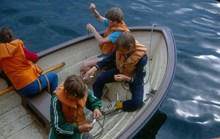 Barnens ö: Barn i roddbåt som metar