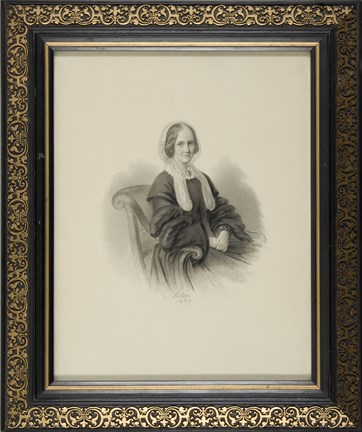 Halvporträtt av äldre kvinna sittande i en armstol