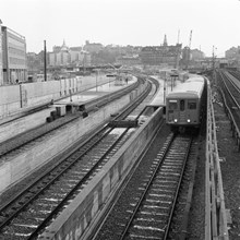 Vy över Gamla Stans tunnelbanestation/spårområde mot söder med ett tunnelbanetåg