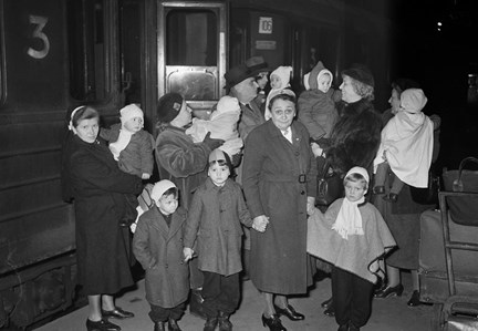Centralstationen i Stockholm. Nio tyska och österrikiska ensamstående barn under 6 år kom på torsdagskvällen den 6 mars 1952 till Stockholm. De omhändertogs av Rädda Barnen för att sedan adopteras av svenska familjer. I bildens mitt den tyska vårdarinnan Elli Schulz
