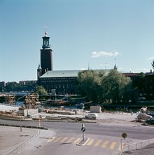 Stadshuset sett från Klarabergsviadukten. I förgrunden Blekholmsgatan, Klara Strand och bygget av Klarastrandsleden
