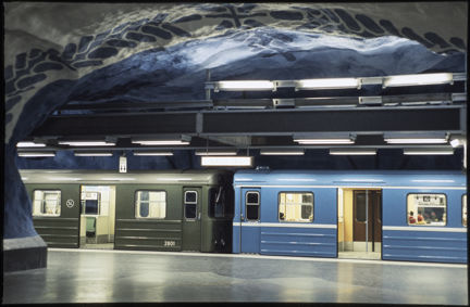 Tunnelbanetåg med blå och gröna vagnar vid T-Centralen år 1976
