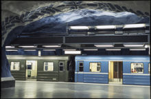 Tunnelbanetåg med blå och gröna vagnar vid T-Centralen år 1976