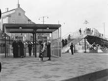 Station Slussen : spärrkiosken och trappa till Södermalmstorg