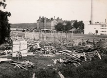 Läktaren börjar byggas. Kristinebergs Idrottsplats, utsikt mot Hornsberg, 16 augusti 1932.