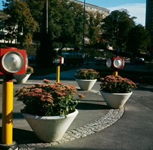 Låga trafik-/parkljus och blomsterurnor i trafikfri rondelliknande plats vid Ingemarsgatan 1. Vy åt öster