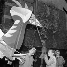 Karlavägen 25, Kristofferskolan (Waldorfpedagogik). Mats Ahlberg och Dag Plogvall leker med en drake i trä