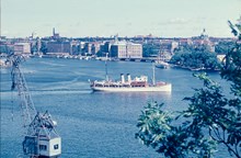 Utsikt från Katarinavägen norrut mot Blasieholmen. Ångbåten Bore I (Bore Lines) på väg mot Helsingfors