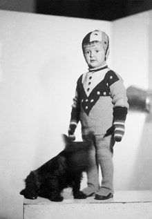 Porträtt av barn, Rolf, tillsammans med en hund