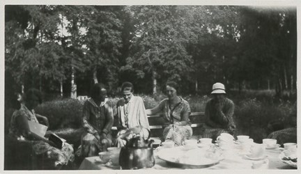 Fotografi av kaffepaus på Kvinnliga medborgarskolan vid Fogelstad 1930