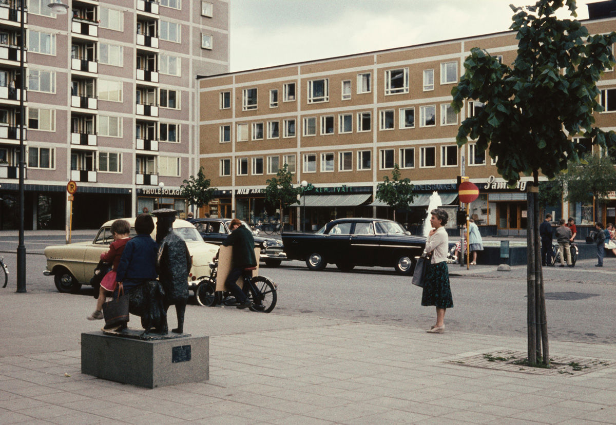 Västertorp. Västertorpsplan sett med högt bostadshus, skivhus i 11 ...