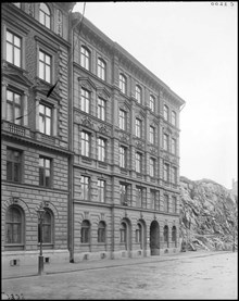 F. d. Nybrogatan 66, nuvarande Nybrogatan 74. Till höger rest av Tyskbagarberget.