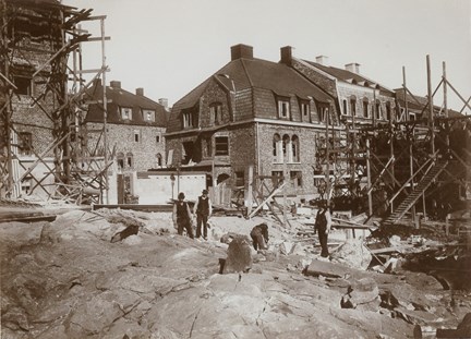 Några arbetare framför husbygget på Sköldungagatan 3 år 1910.