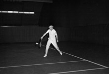 Lidingövägen 75, Kungliga Tennishallen. Kung Gustaf VI Adolf spelar tennis