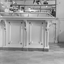 Nordings Parfymeri. Butiksinredning från Hylins butik på Stockholmsutställningen 1897. Snickerier i guld och vitt