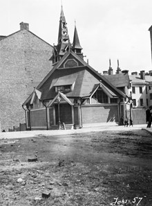 S:t Stefanskapellet i hörnet av Frejgatan och Tulegatan. Kyrkan uppfördes år 1900 men flyttades till Aspudden 1904 då Stefanskyrkan i Vanadislunden stod färdig. Heter idag S:t Sigfrids kapell