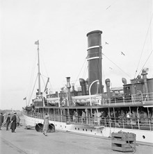 Fartyget Oihonnas vid Skeppsbron med passagerare och kapten Arne Höglund
