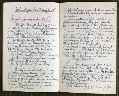 uppslag i dagbok med handskriven text med blått bläck