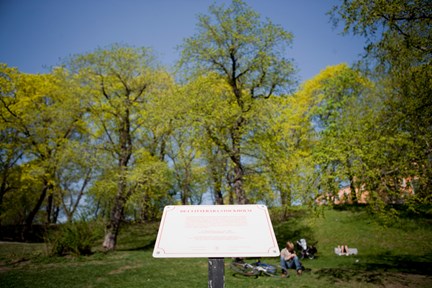 August Strindbergs skylt på Drottninggatan vid Observatorielunden.