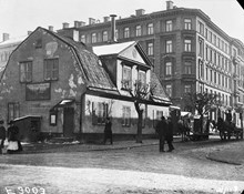 Kv Stjärnan, nuv. kv. Spelbomskan. Hörnhuset i korsningen av Norrtullsgatan och Odengatan. Huset revs 1902