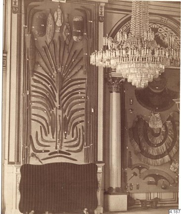 Svartvitt fotografi som visar föremål från Australien i Arvfurstens palats