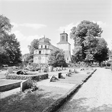 Spånga kyrka med Bondeska gravkoret. I förgrunden kyrkogården