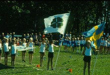 Barnens ö: Barn bärandes på OS-flagga
