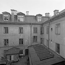 Klarabergsgatan 48, gården. Kvarteret består idag av Åhléns varuhus