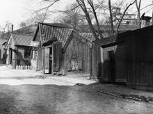 Kungstensgatan 32-34. Fotografiet är taget från korsningen med Lilla Badstugatan mot Saltmätargatan och Observatoriekullen. I fonden Observatoriet