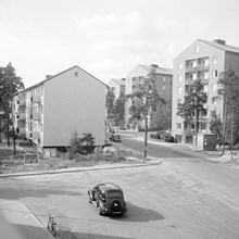 Flerbostadshus på Torsvikssvängen på Lidingö. Bilden tagen från Torsviks torg mot väster.
