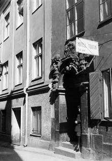 Portal vid Bollhusgränd 1 D, nuvarande Bollhusgränd 3 A. I huset, en halv trappa ner, låg hotell Toutin. En pojke står på trappan